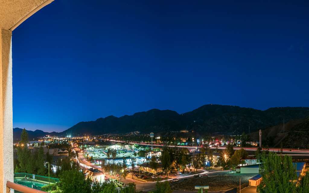 San Bernardino Inn & Suites Стая снимка