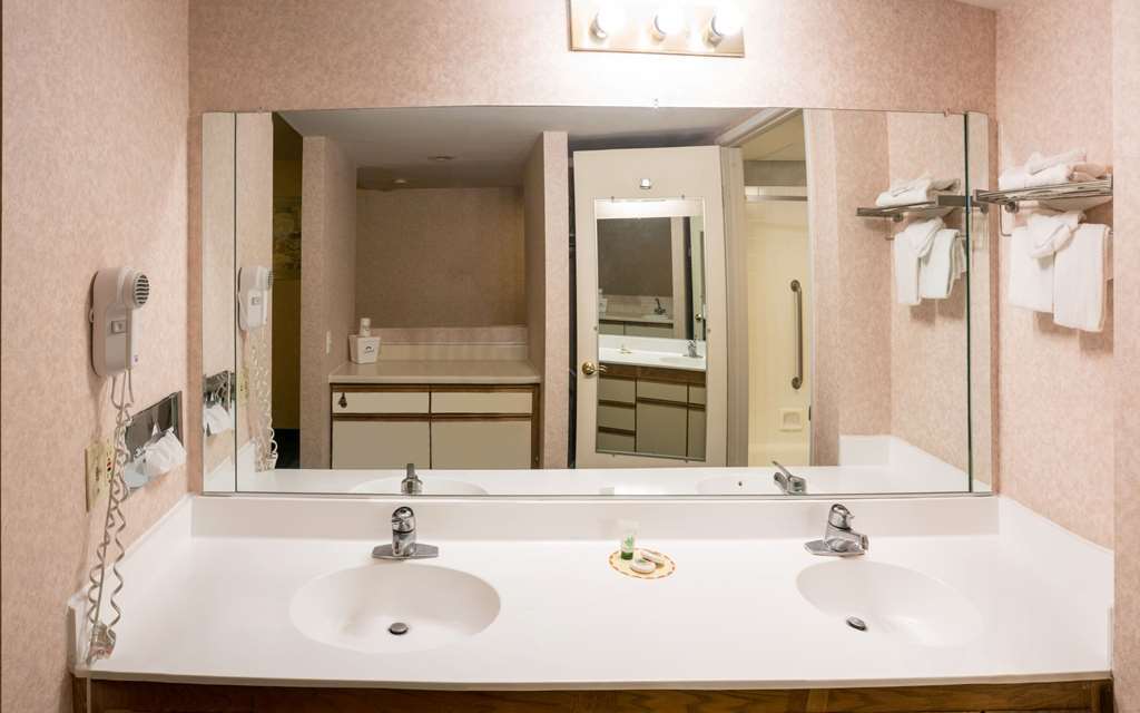 San Bernardino Inn & Suites Стая снимка