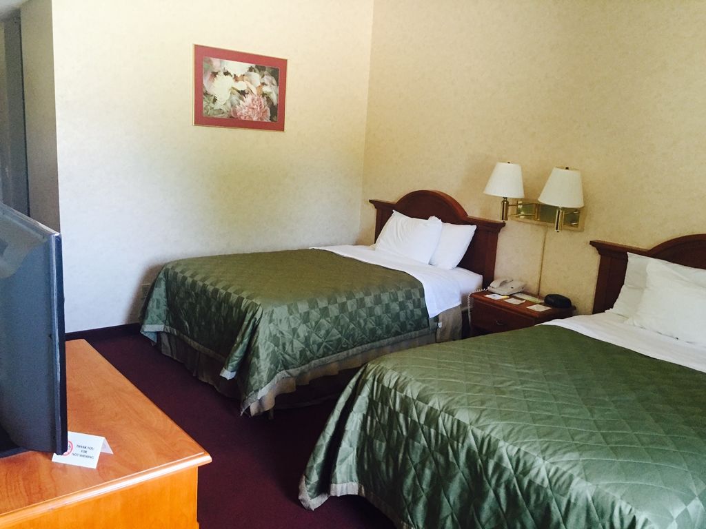 San Bernardino Inn & Suites Стая снимка