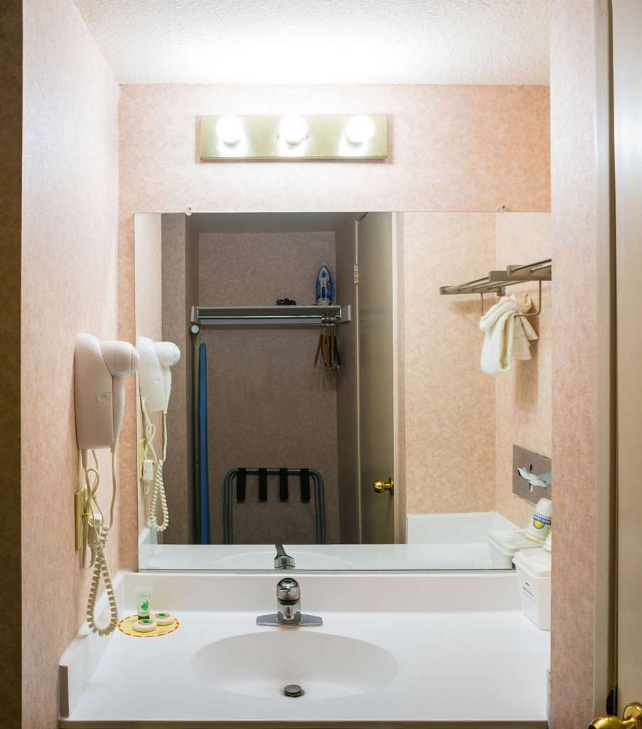San Bernardino Inn & Suites Стая снимка