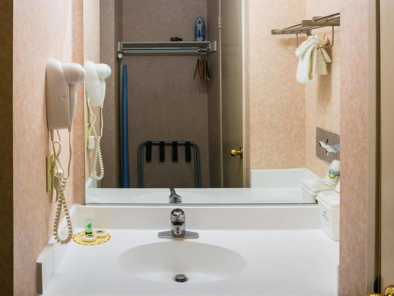San Bernardino Inn & Suites Екстериор снимка